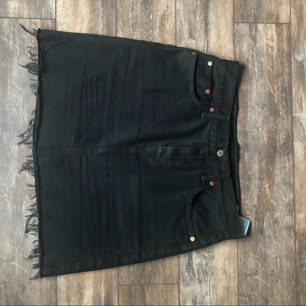 High waisted black Levi’s mini skirt